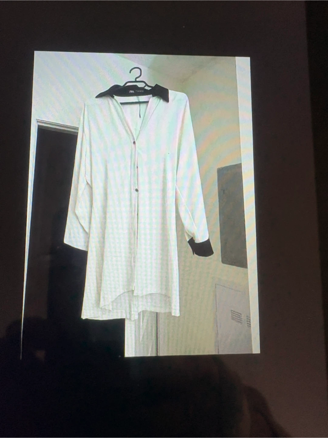 Chemise blanche ZARA à col noir et poignets