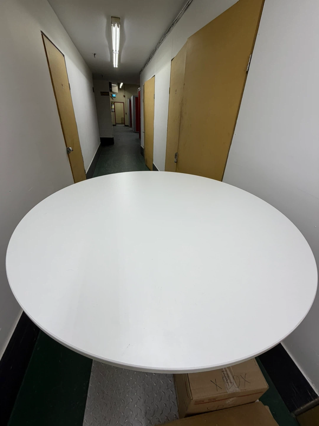 White Round Pedestal Dining Table - photo 3