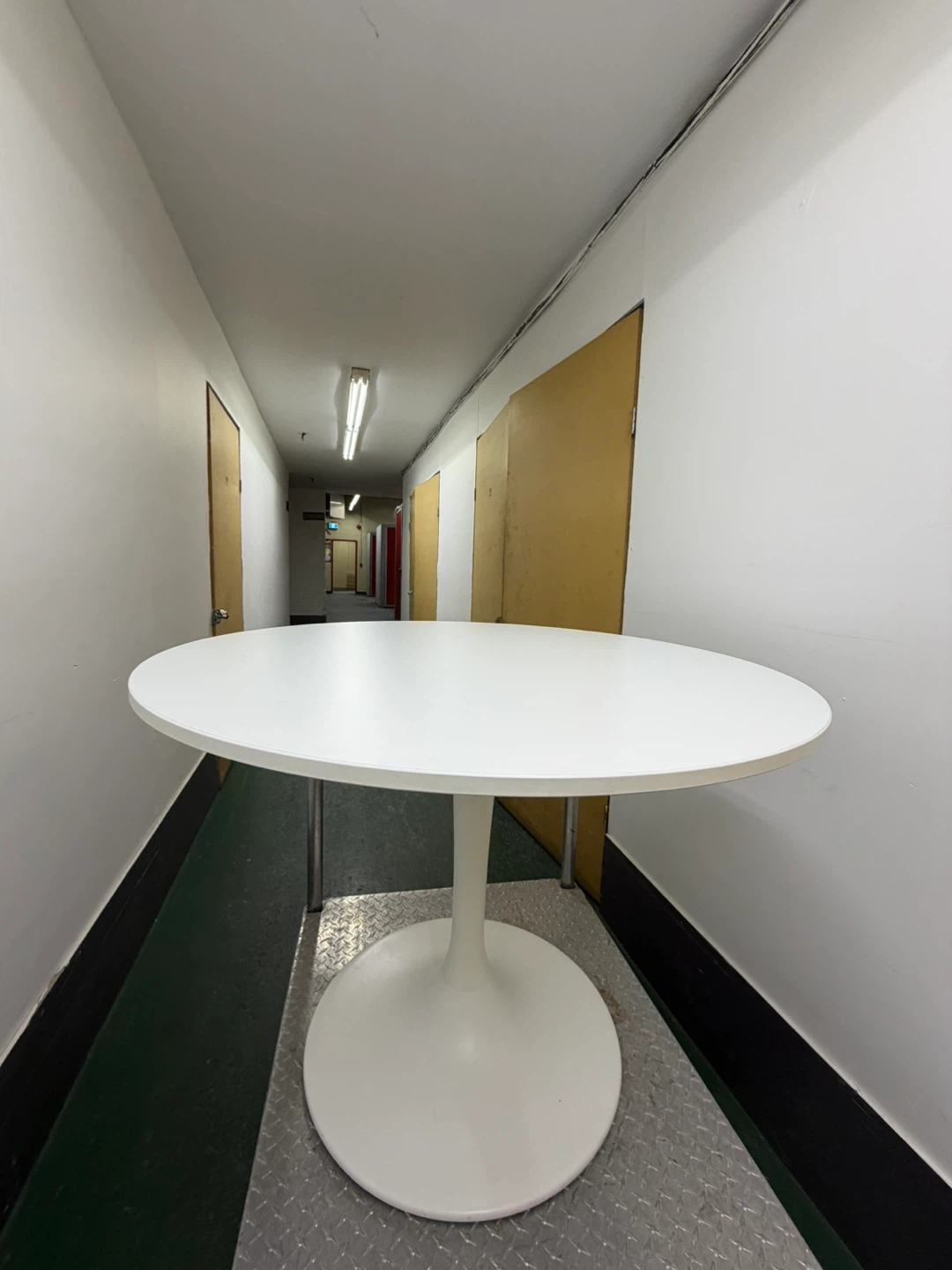 White Round Pedestal Dining Table - photo 4