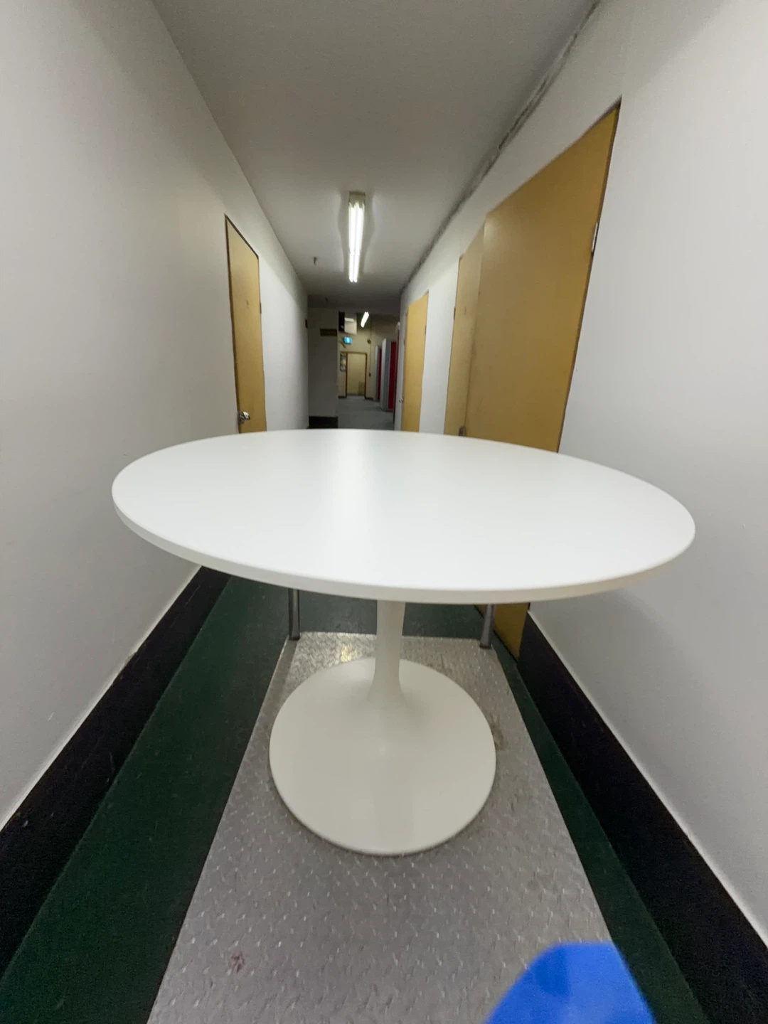 White Round Pedestal Dining Table - photo 2
