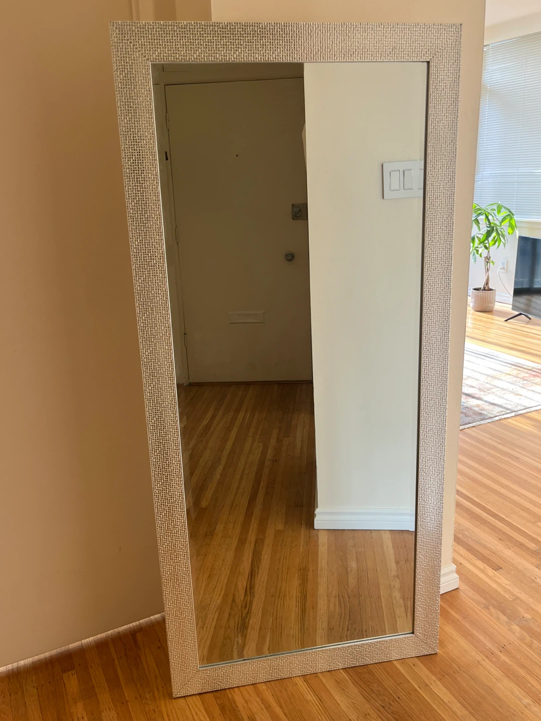 Full-length decorative mirror with textured frame - photo 3