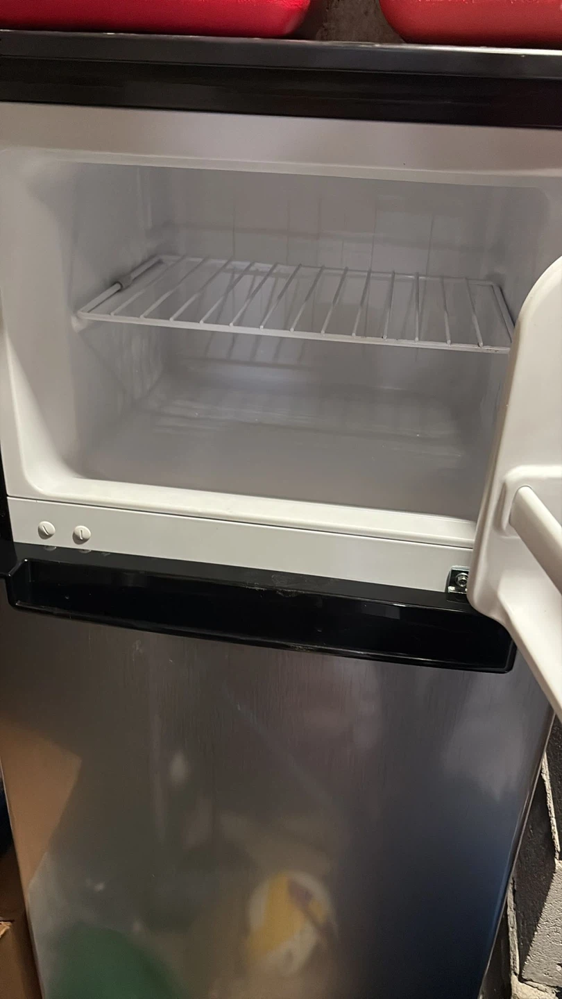 Magic Chef 4.5 cu. ft. Refrigerator - photo 4