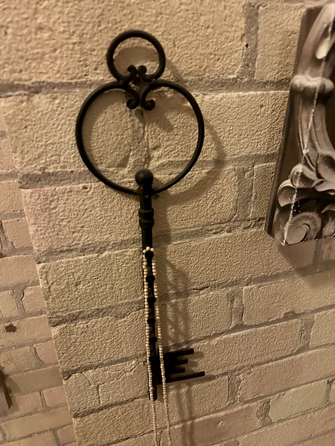 VINTAGE CAST IRON KEY HOLDER WALL RACK - photo 2