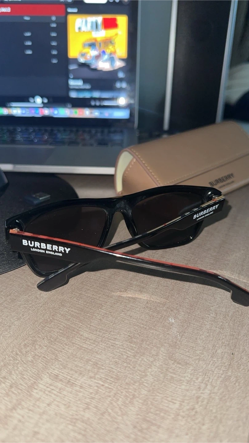 Burberry BE4293 Sunglasses – Polarized – Excellent Condition