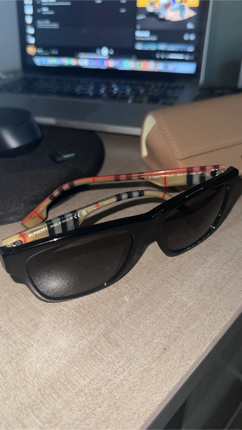 Burberry BE4293 Sunglasses – Polarized – Excellent Condition - photo 2