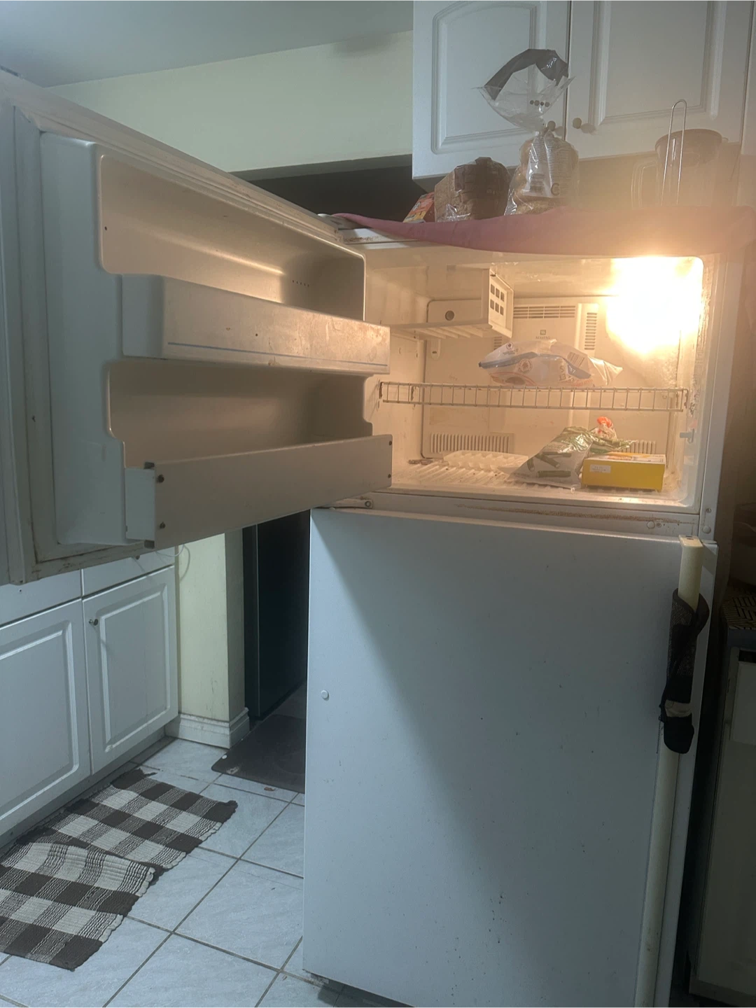 White Top Freezer Refrigerator - photo 4