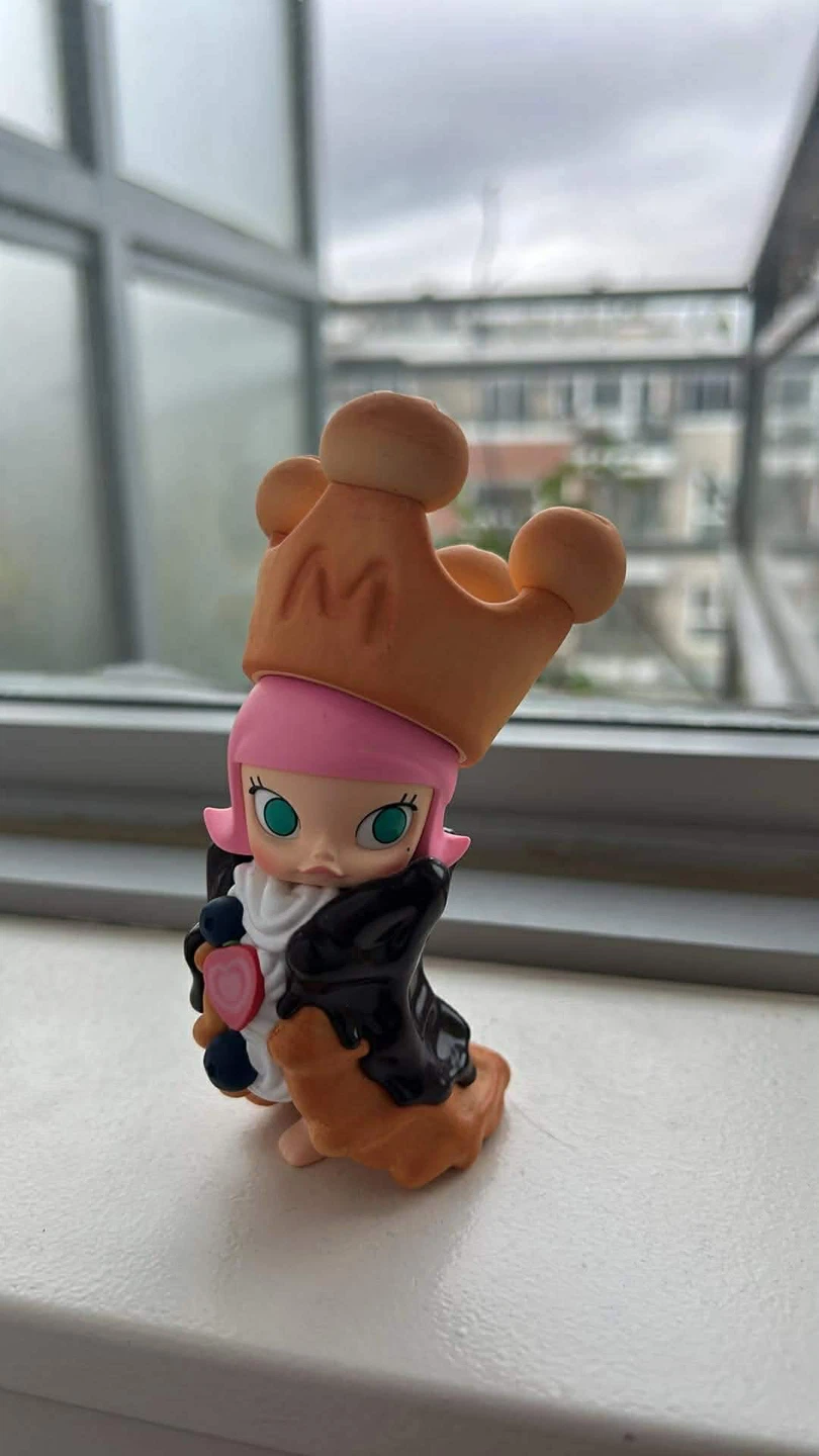 POPMART Molly Carbluver Elegant Waffle Figure - photo 2
