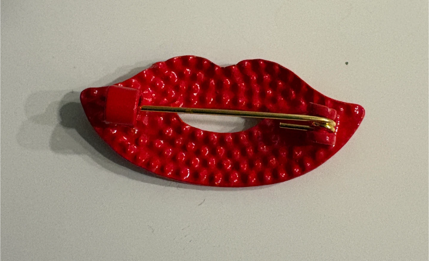 Red Rhinestone Lips Brooch - photo 2