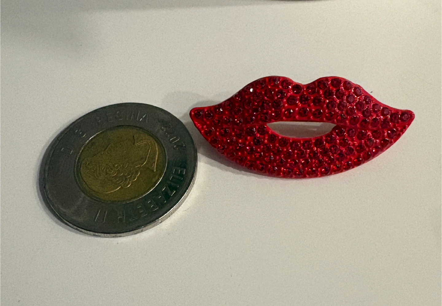 Red Rhinestone Lips Brooch - photo 3