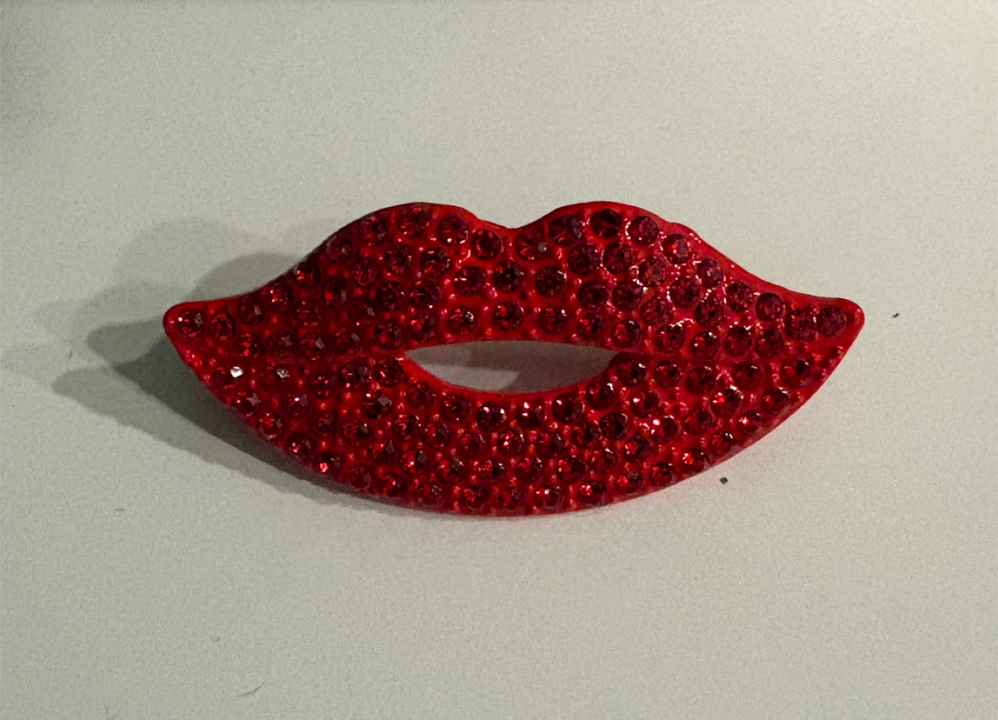Red Rhinestone Lips Brooch - photo 4