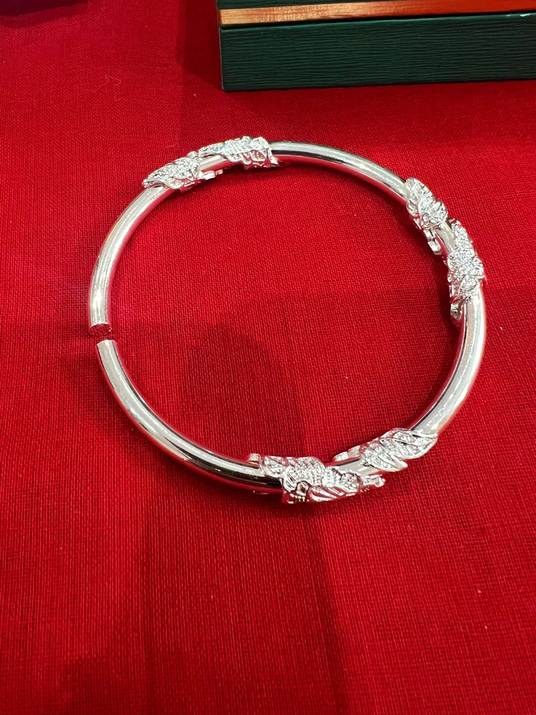Silver plated Leaf Design Bangle Bracelet