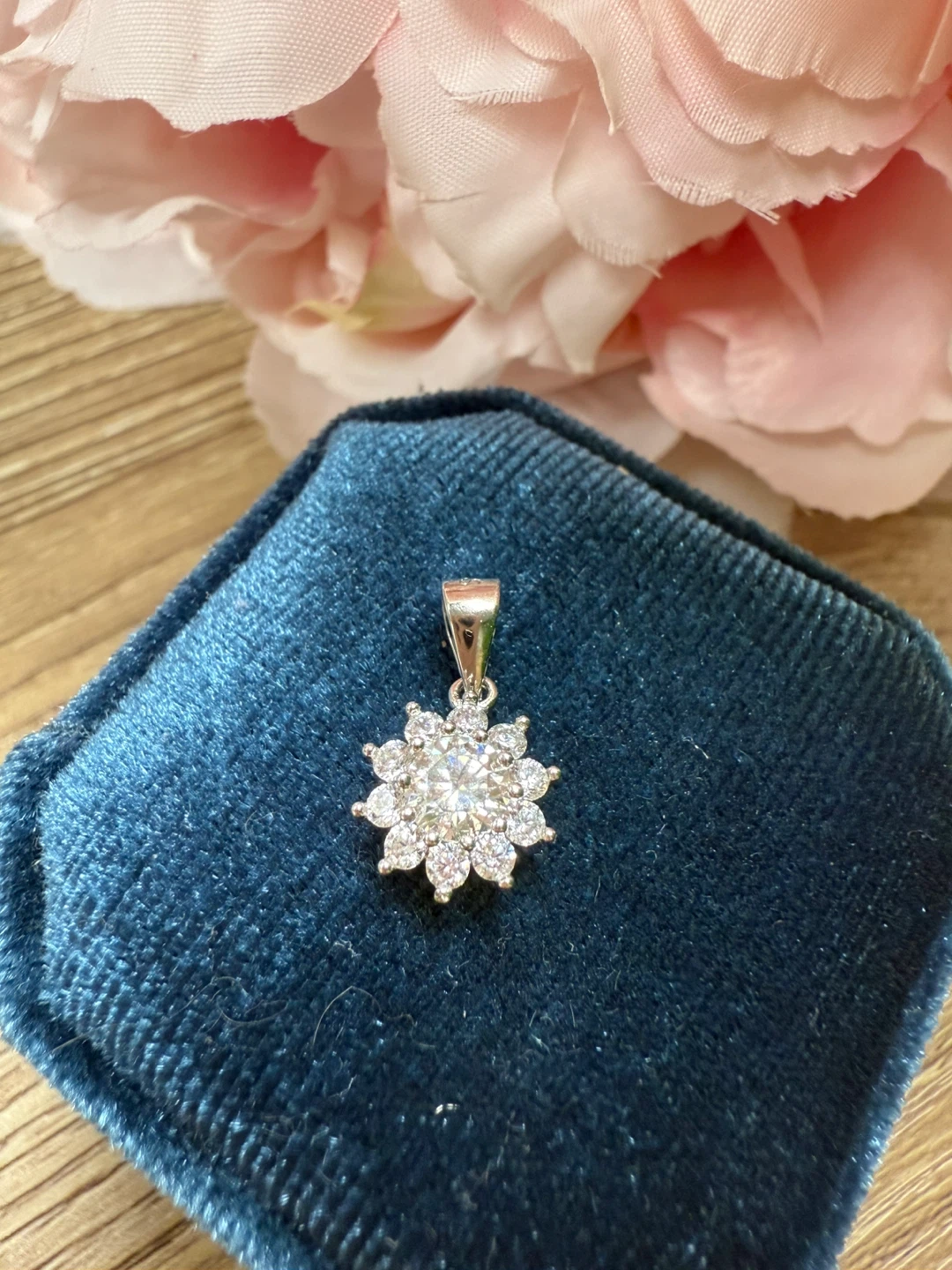 Brand new Sterling Silver Moissanite “diamond” Flower Pendant - photo 3