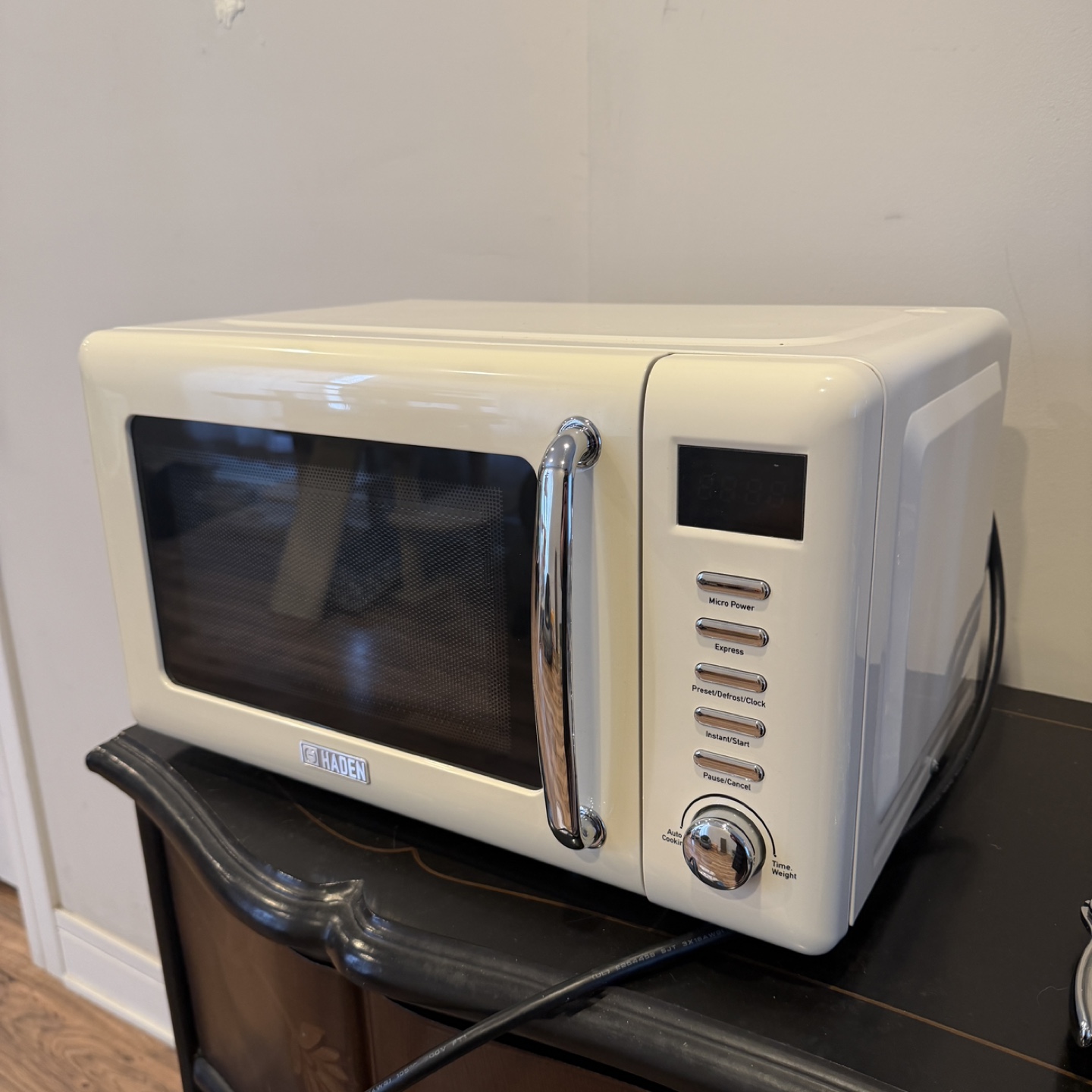 Haden Compact 700-Watt .7 cu. ft. Microwave - Putty - photo 2