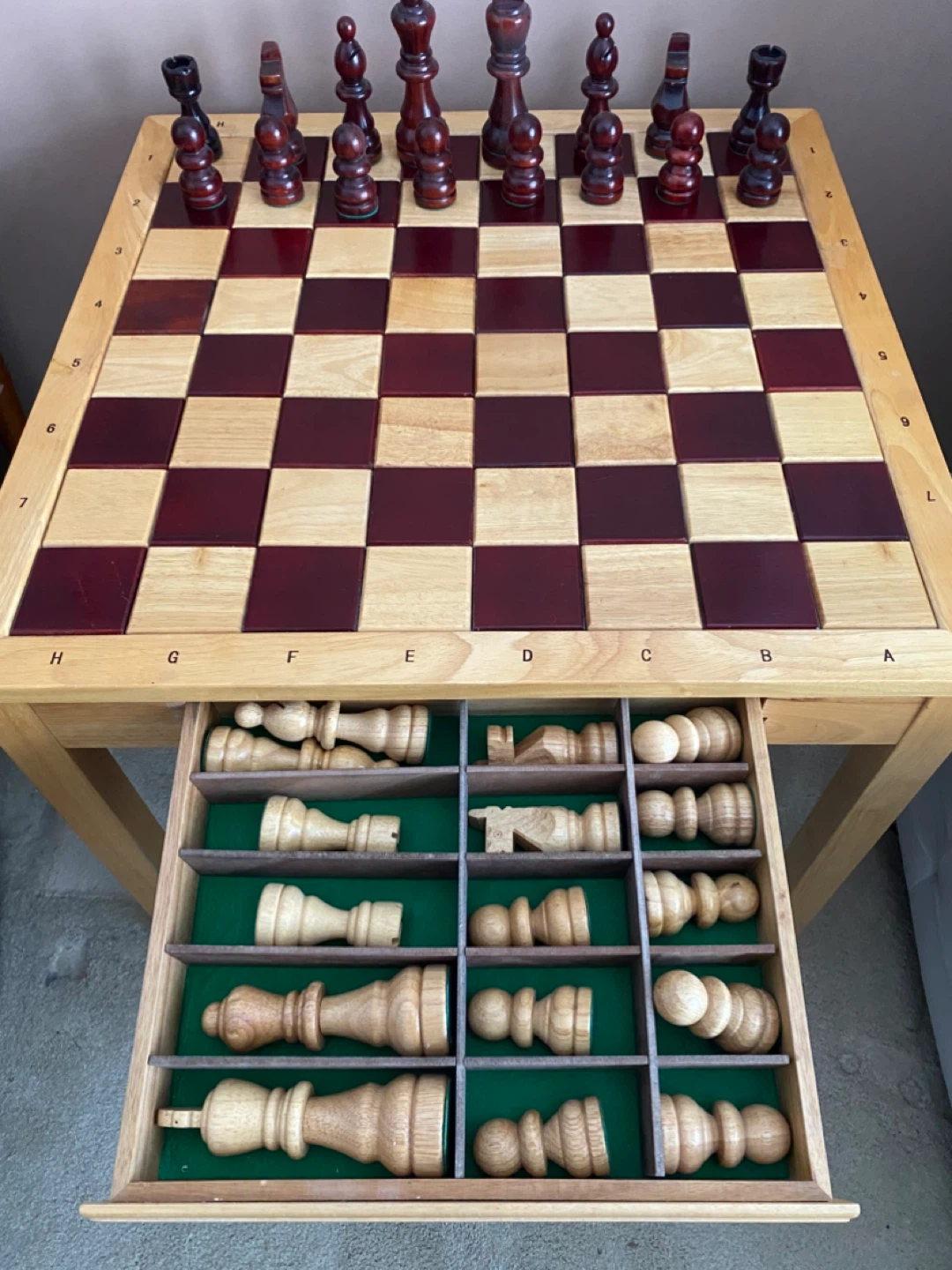 Stunning Wooden Chess Board Table with Pieces - photo 3
