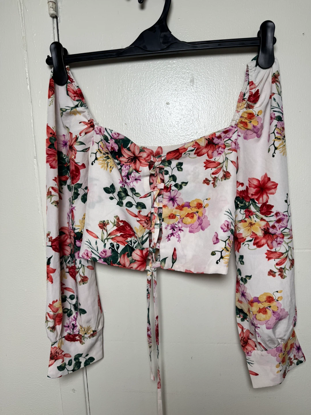 White floral puff sleeve lace-up crop top