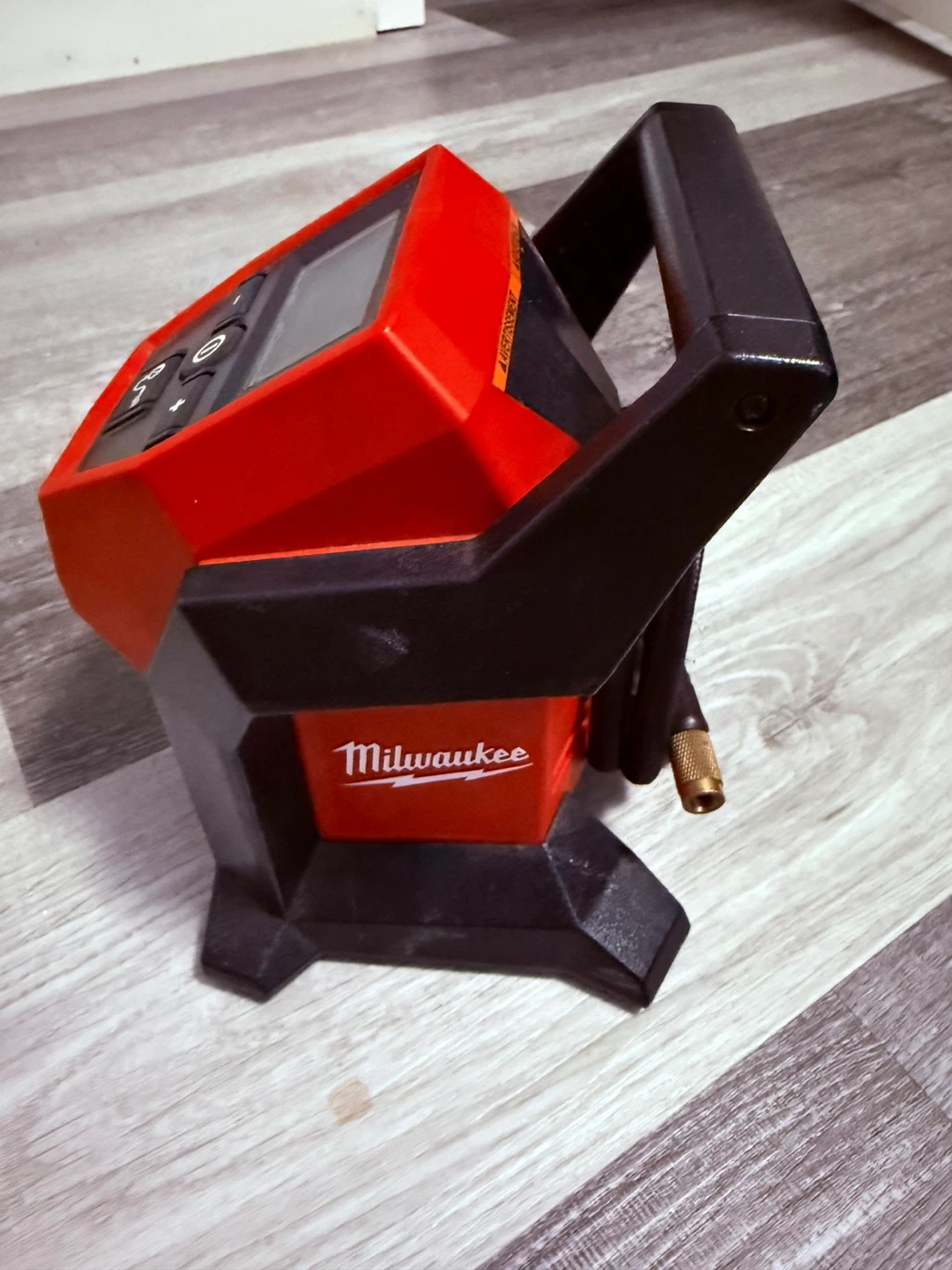 Milwaukee M12 Cordless Inflator - photo 3