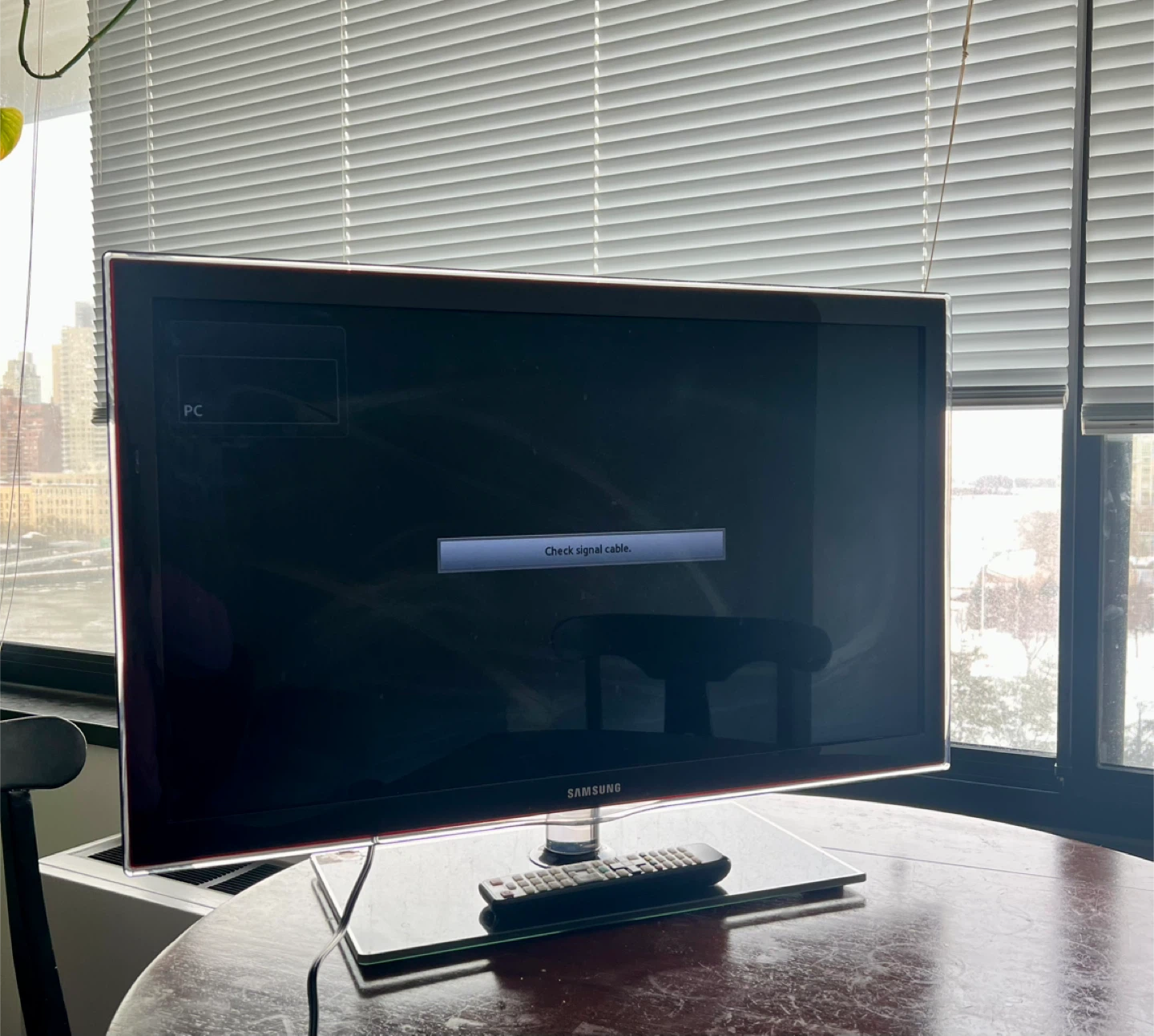 Samsung UN32D6000SF 32-inch Smart LED TV with remote control