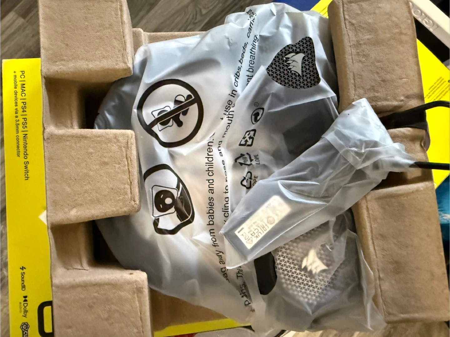 This Corsair HS65 Surround stereo gaming headset - photo 5