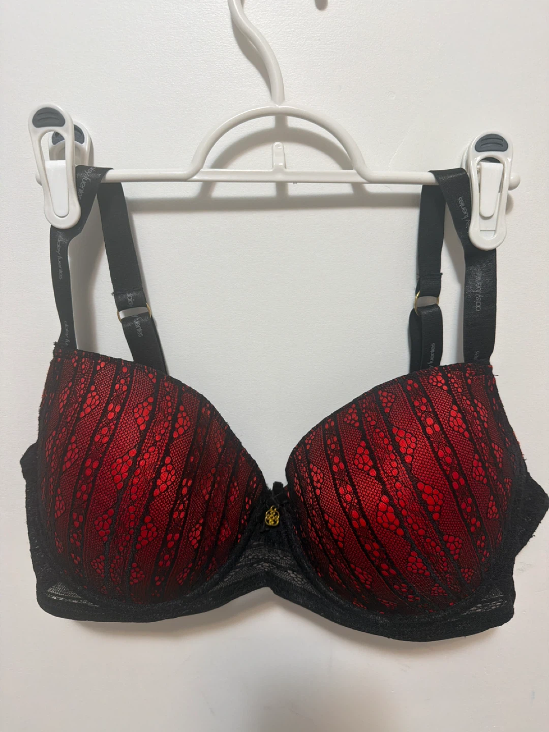 Daisy Fuentes Red & Black Lace Bra 🏆