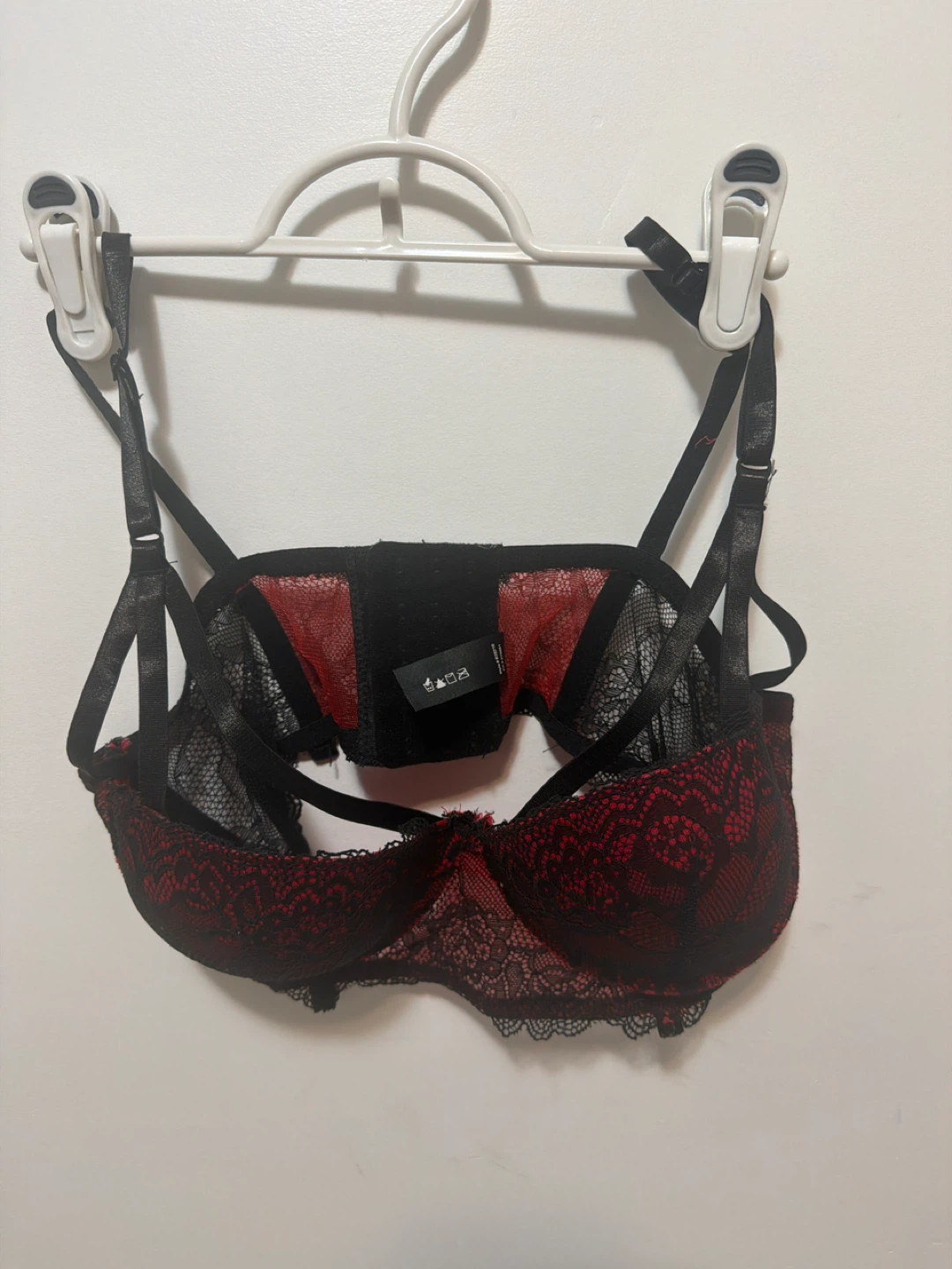 Black & Red Lace Bra 36C 🏆