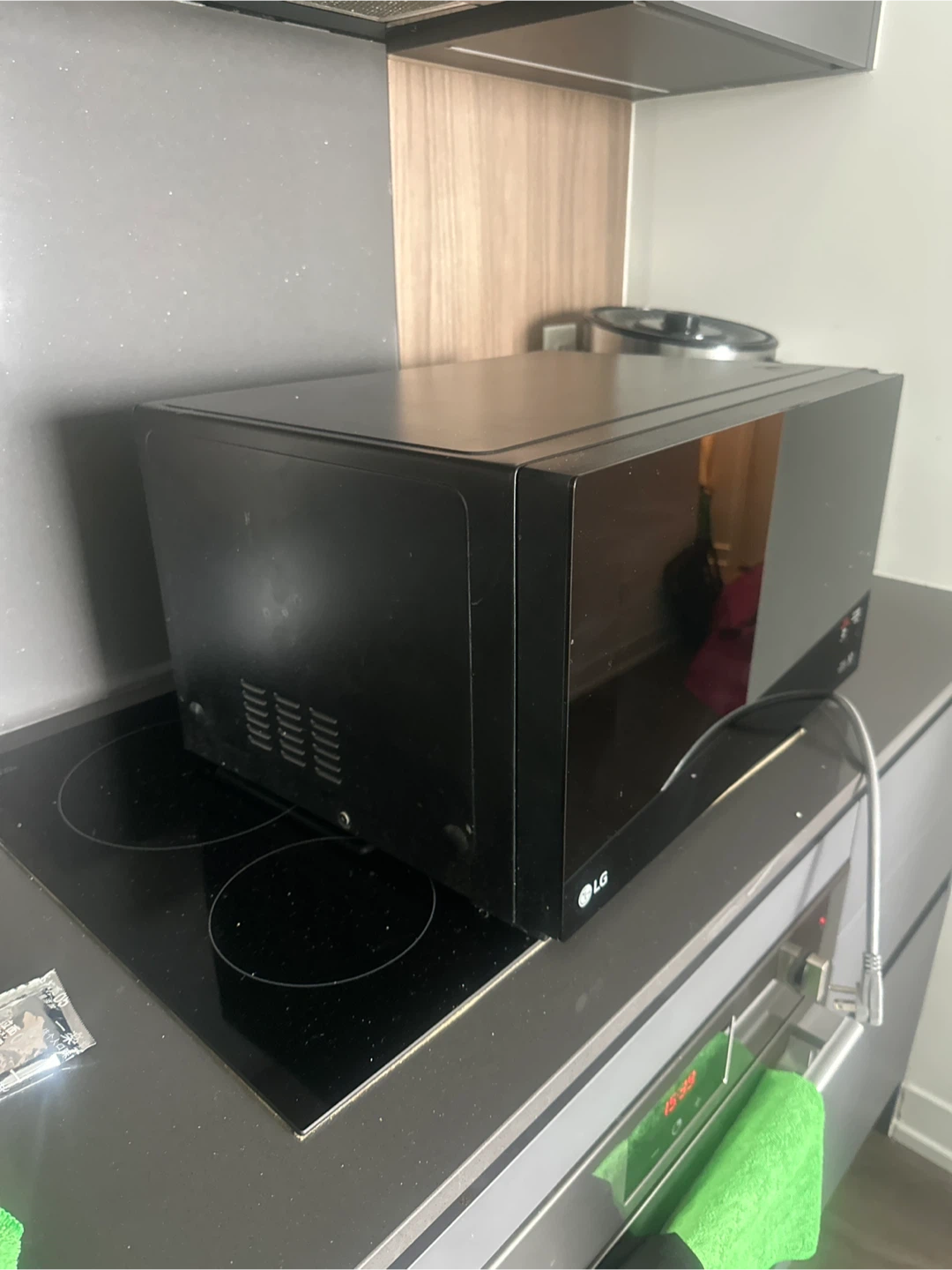 LG Microwave Oven - photo 2