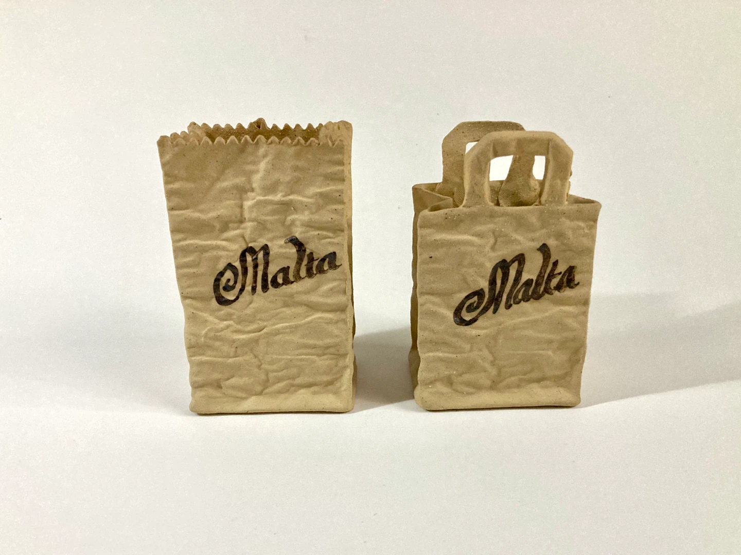 Pair of Small Ceramic Bag Figures (Malta Souvenir) - photo 5