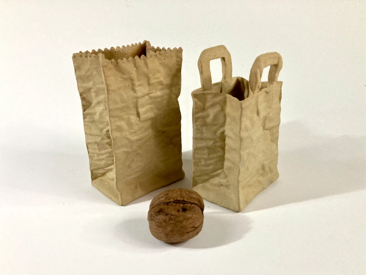 Pair of Small Ceramic Bag Figures (Malta Souvenir) - photo 2
