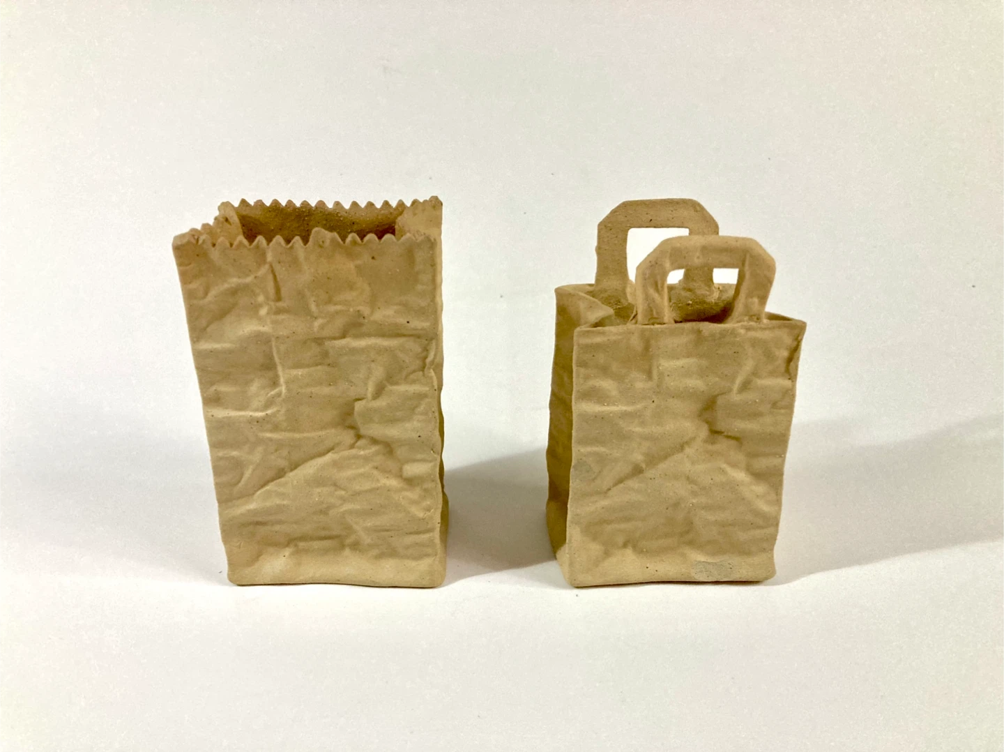 Pair of Small Ceramic Bag Figures (Malta Souvenir) - photo 3
