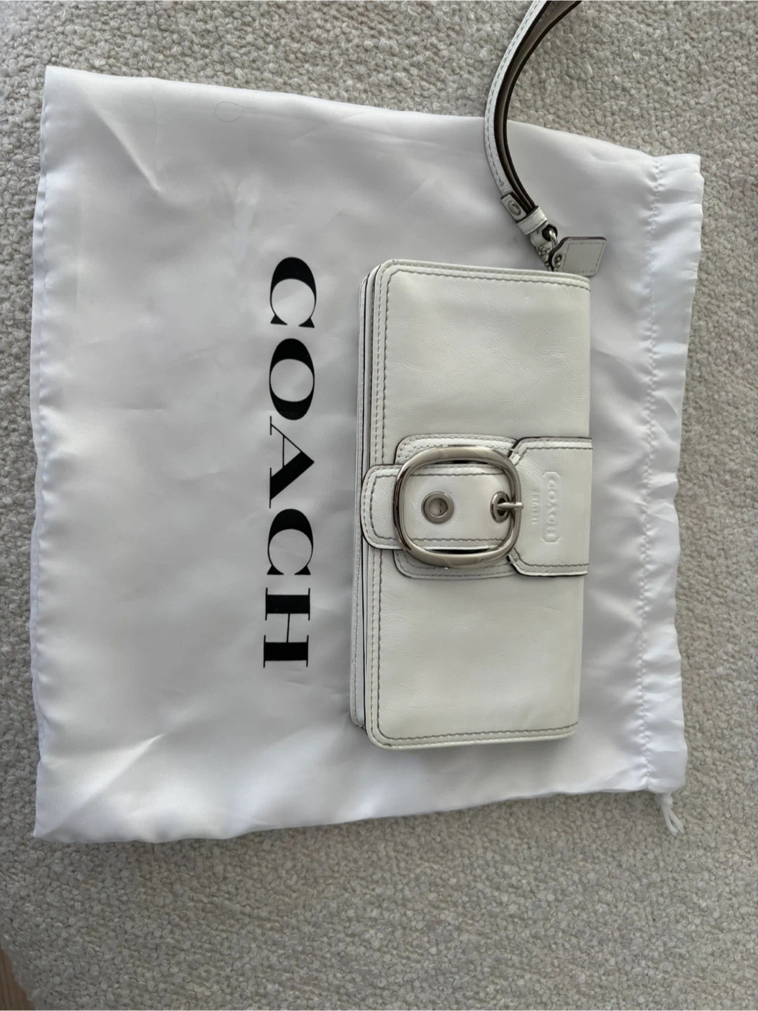 🏆Coach 🏆 White Patent Leather Wristlet