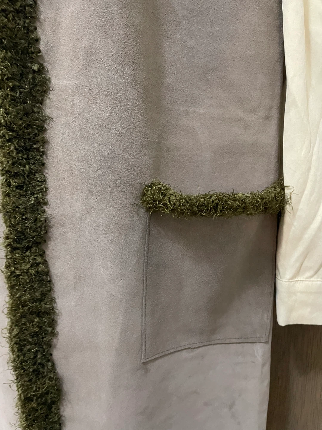 Suede-like long vest with fuzzy trim - photo 3