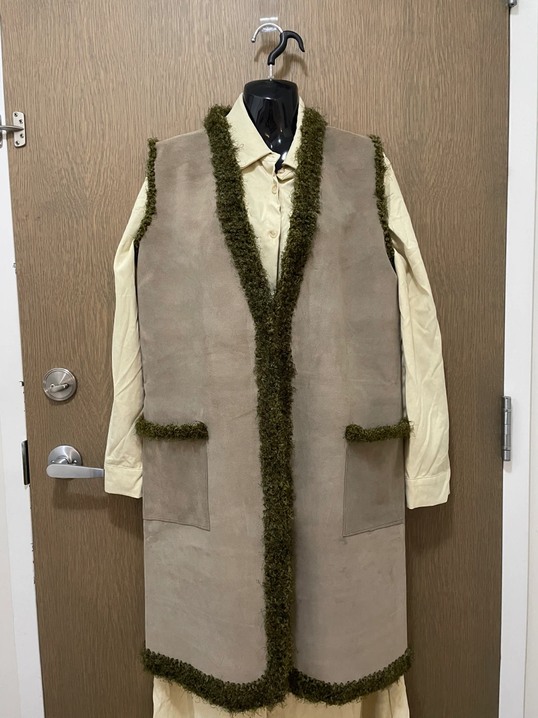 Suede-like long vest with fuzzy trim