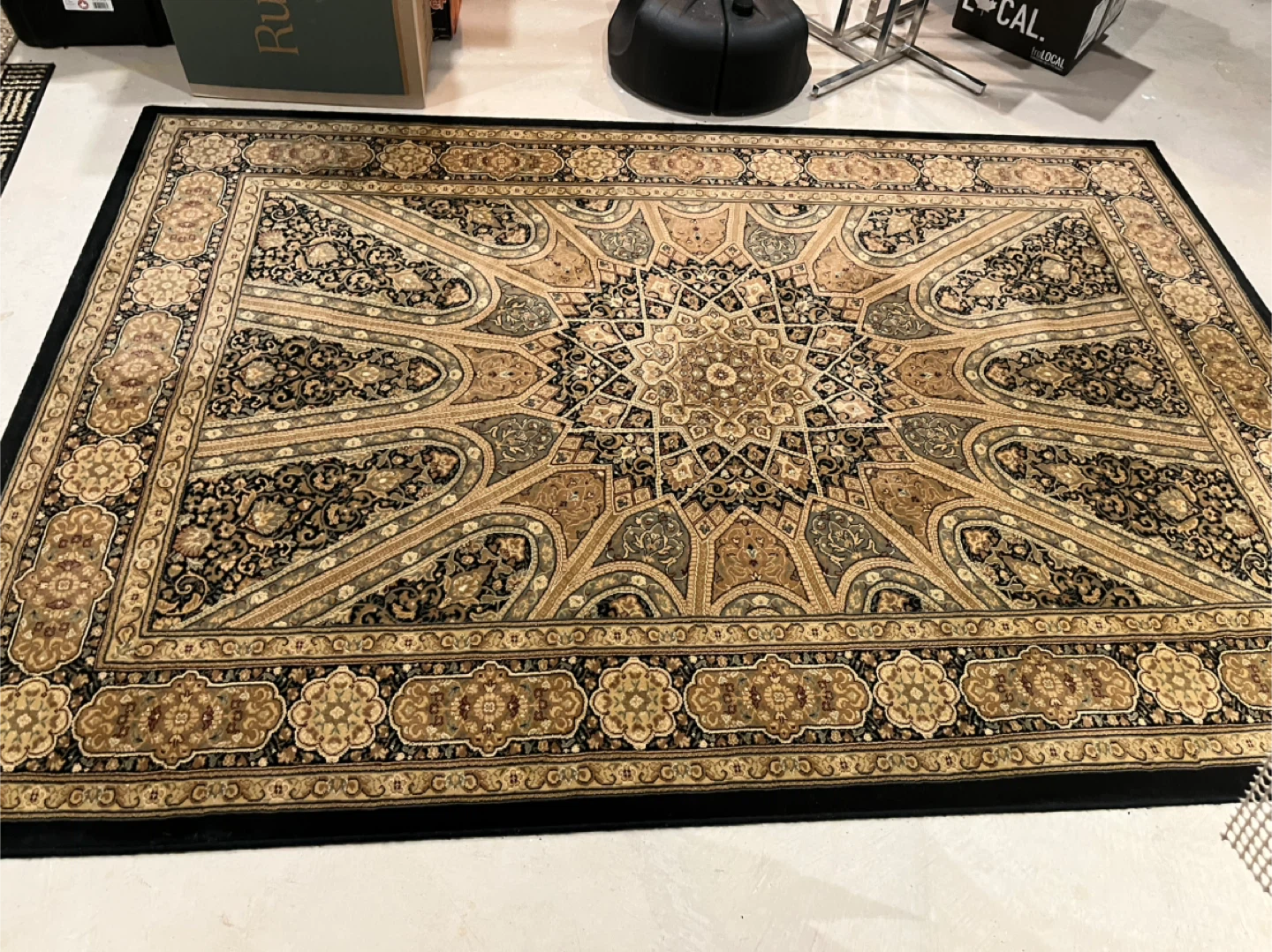 Approx 5 x 7.5’ area rug - photo 2