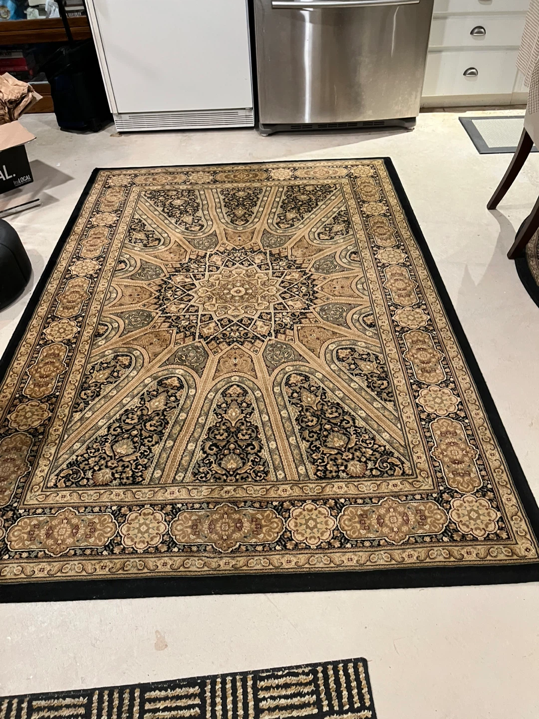Approx 5 x 7.5’ area rug