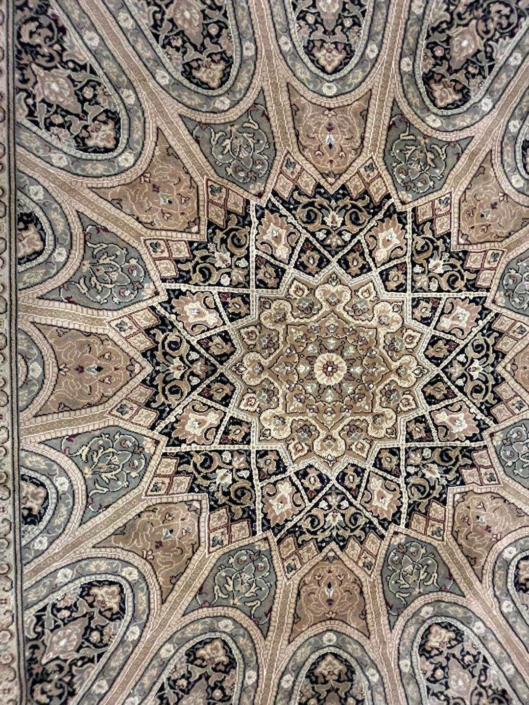 Approx 5 x 7.5’ area rug - photo 3