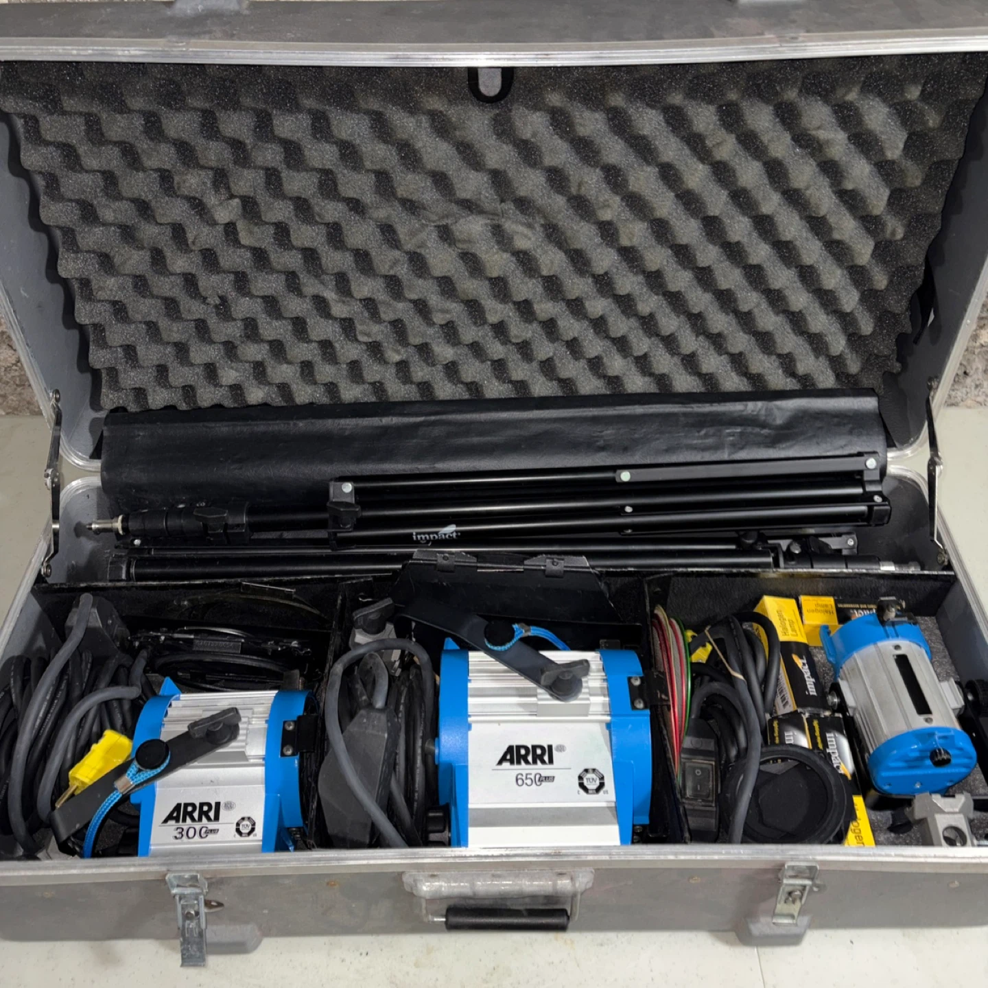 ARRI 300W - 650 and 150W PLUS Film Lighting Kit with Case - photo 2