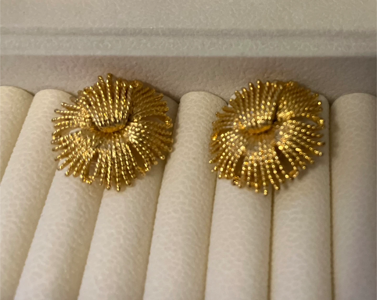 Celebrity signed Gold Tone Clip-On Vintage Earrings - photo 3