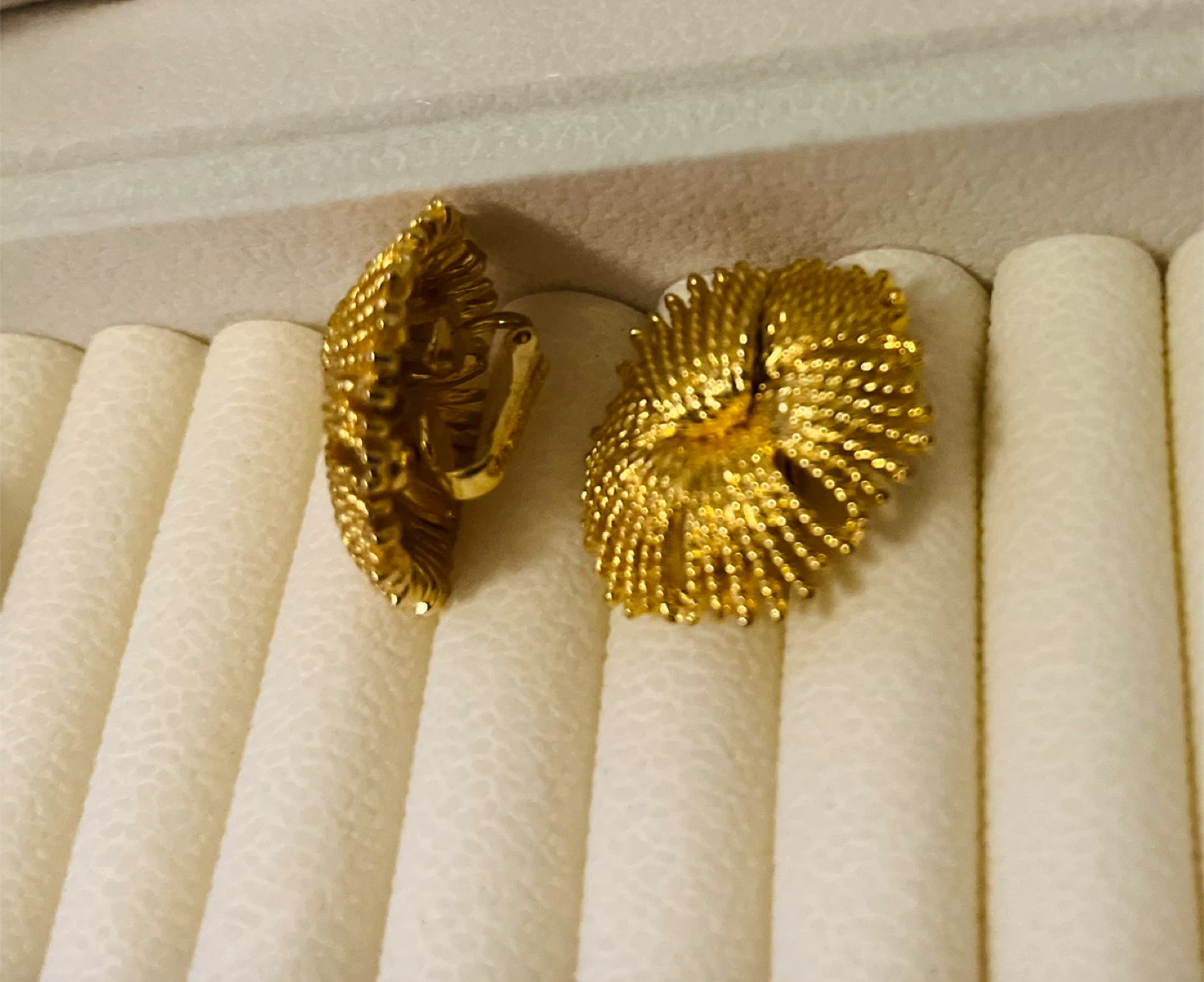 Celebrity signed Gold Tone Clip-On Vintage Earrings - photo 2
