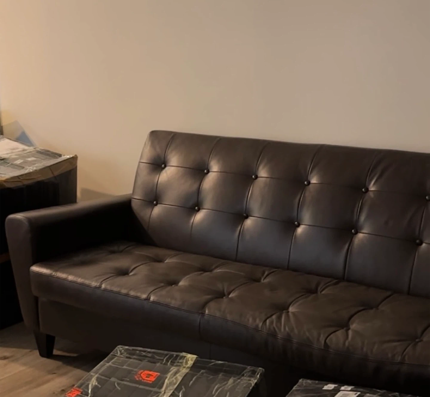Leather sofa for 3 people - photo 2