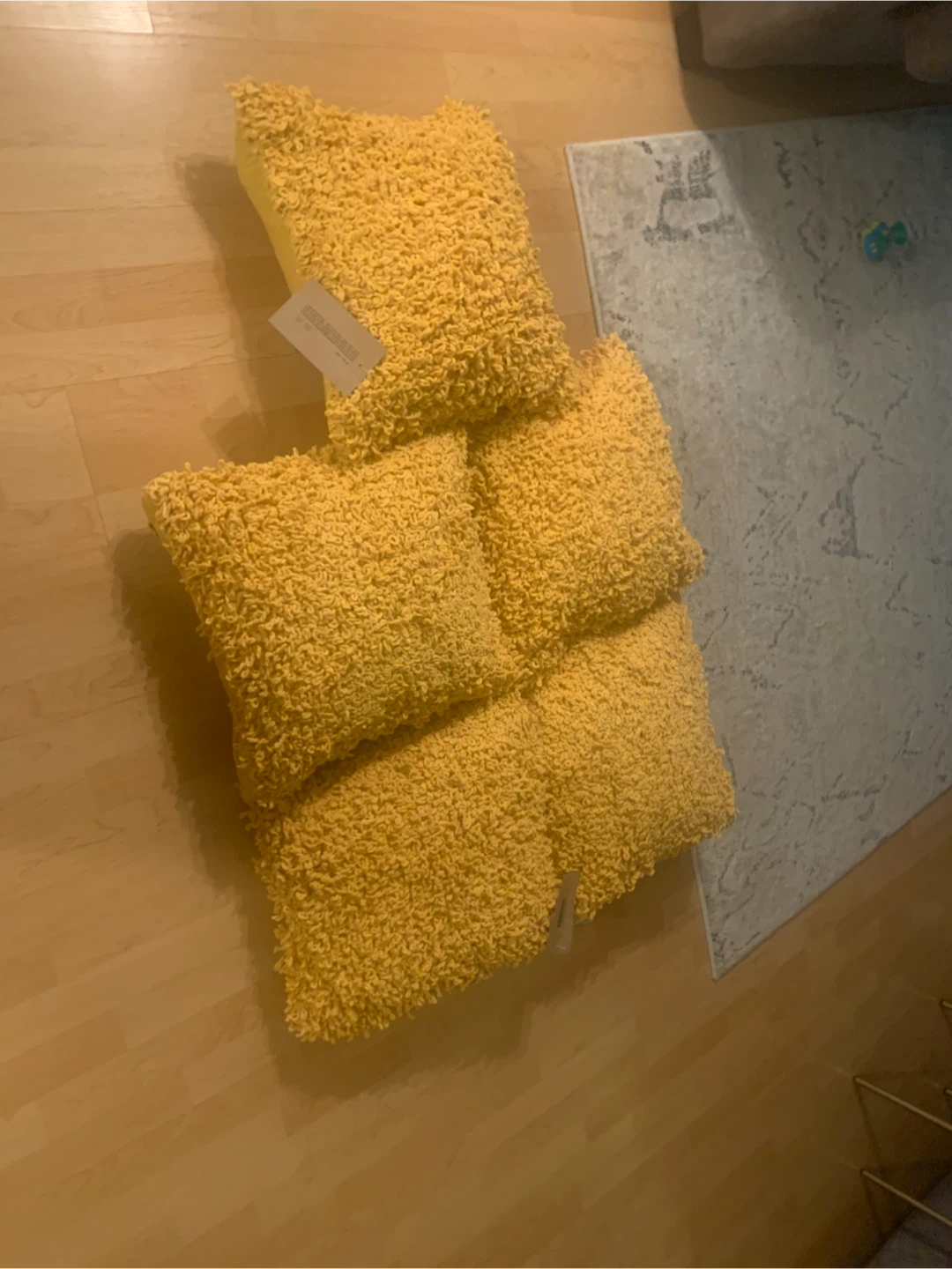Set of 5 New Yellow Cushions 18 by 18 inches 5$ Each - photo 2