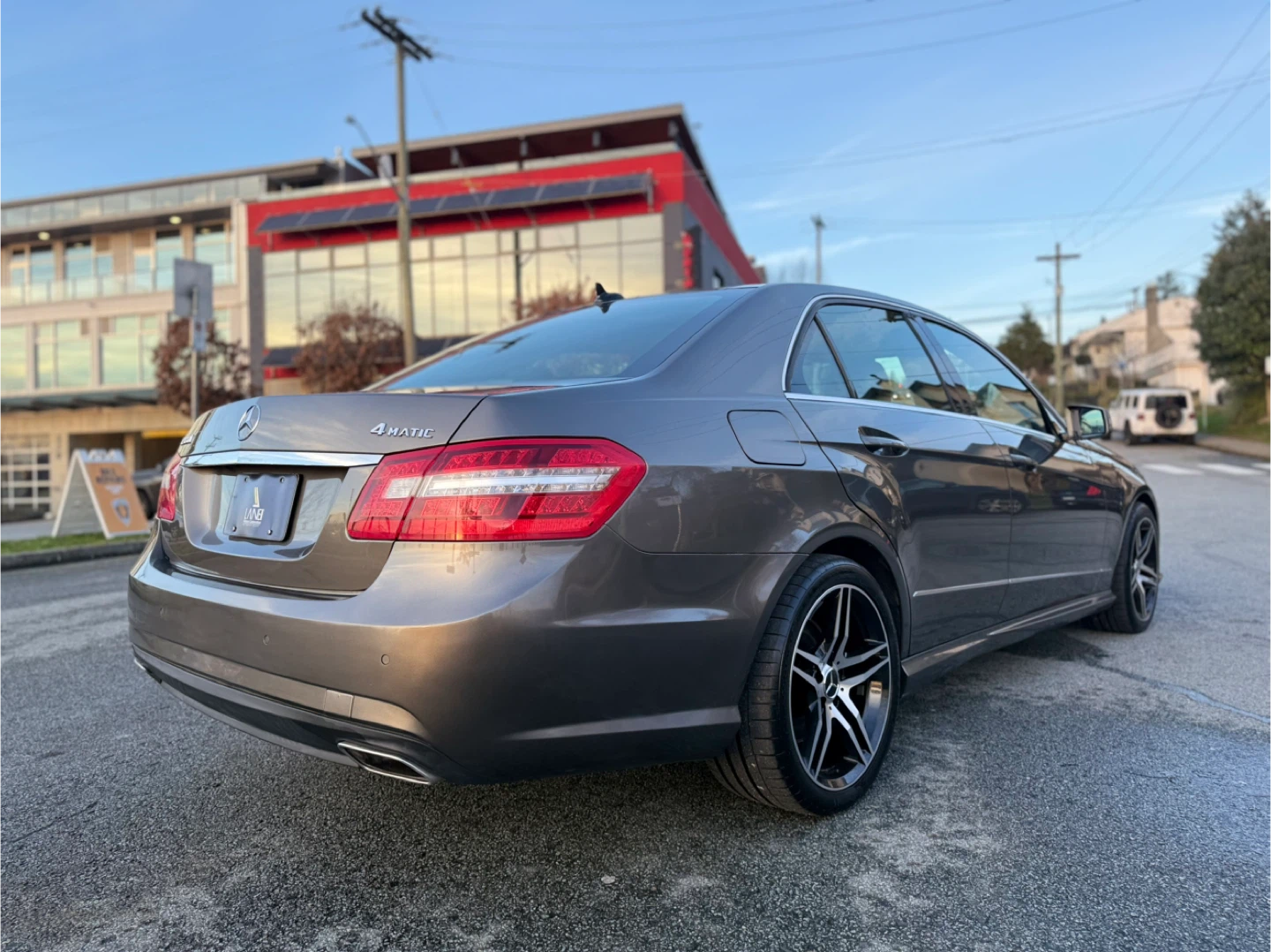 2010 Mercedes-Benz E550 4MATIC Sedan - photo 4
