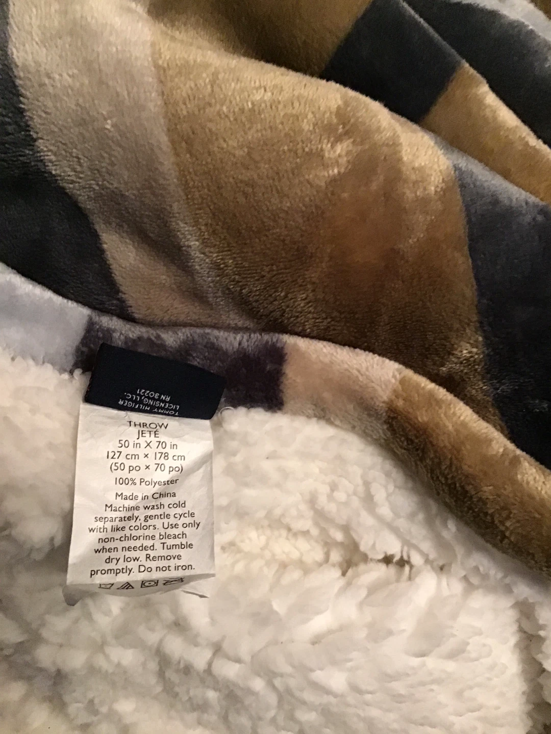 NWOT Tommy Hilfiger throw 50 x 70 Inches - photo 2