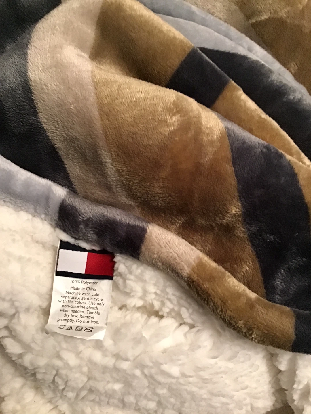 NWOT Tommy Hilfiger throw 50 x 70 Inches - photo 3