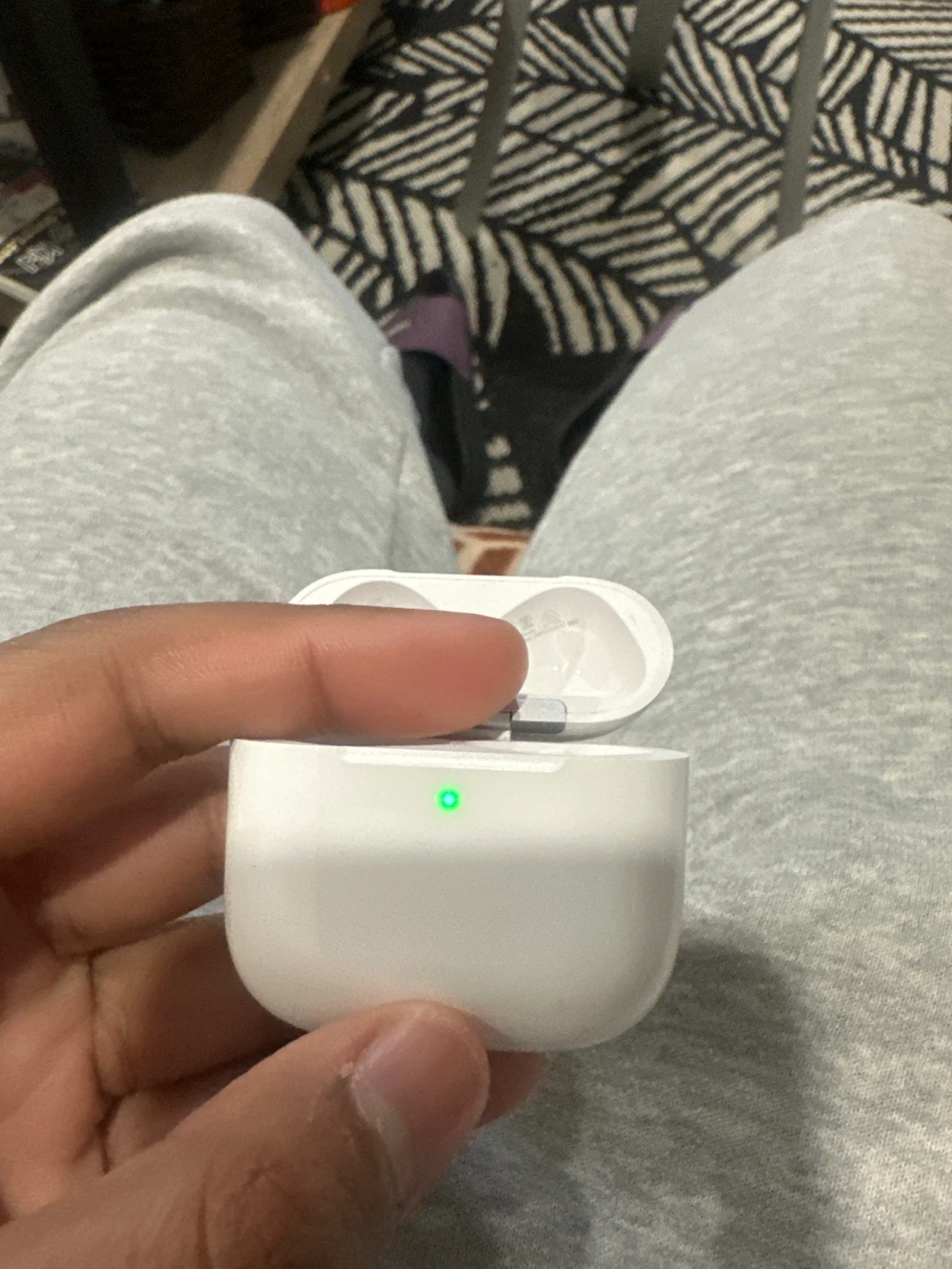 Apple AirPods 4 Charging Case Only ANC - photo 4