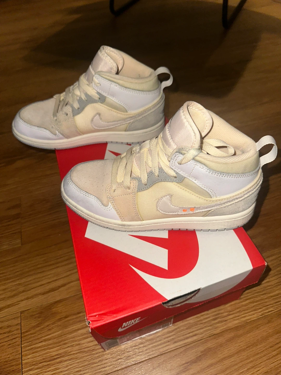 Jordan  1 Mid SE Craft White/Neutral Grey/Phantom/Sail 2Y
