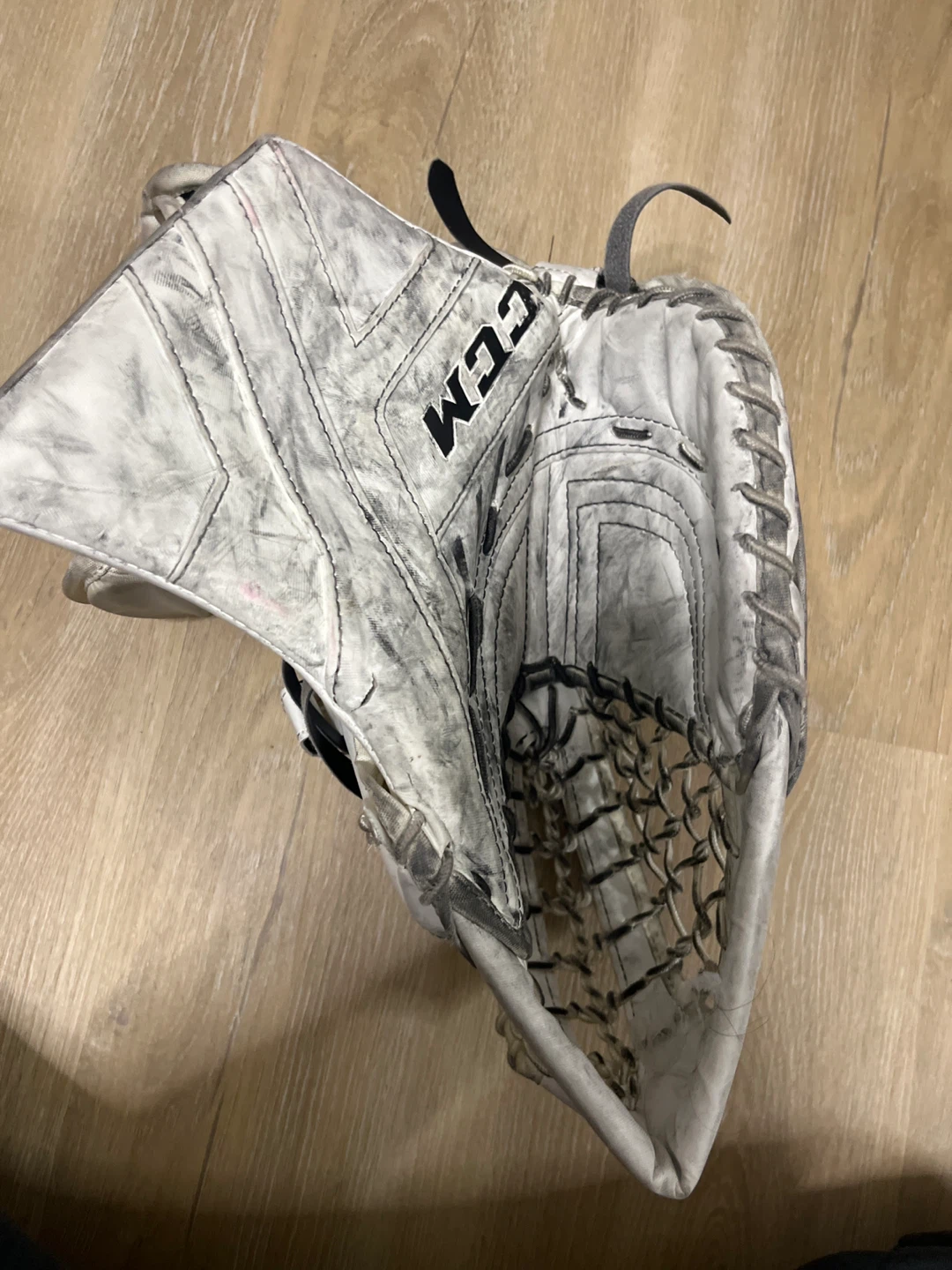 CCM Axis 1.5 Goalie Catch Glove - photo 2