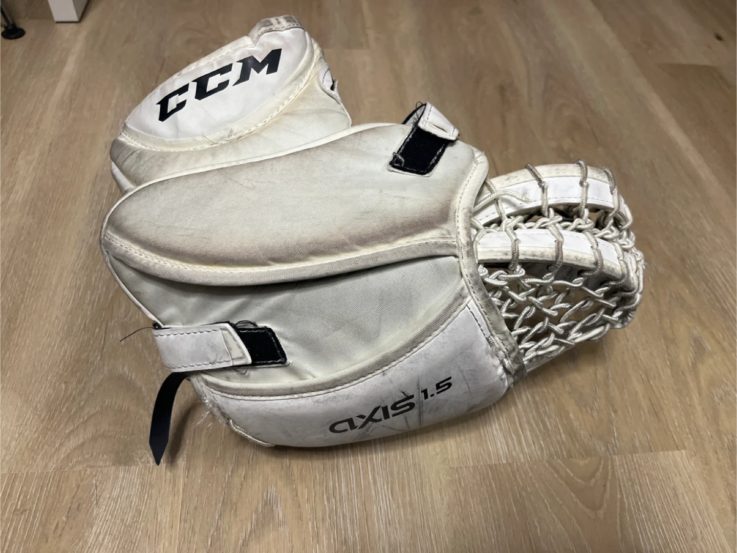 CCM Axis 1.5 Goalie Catch Glove