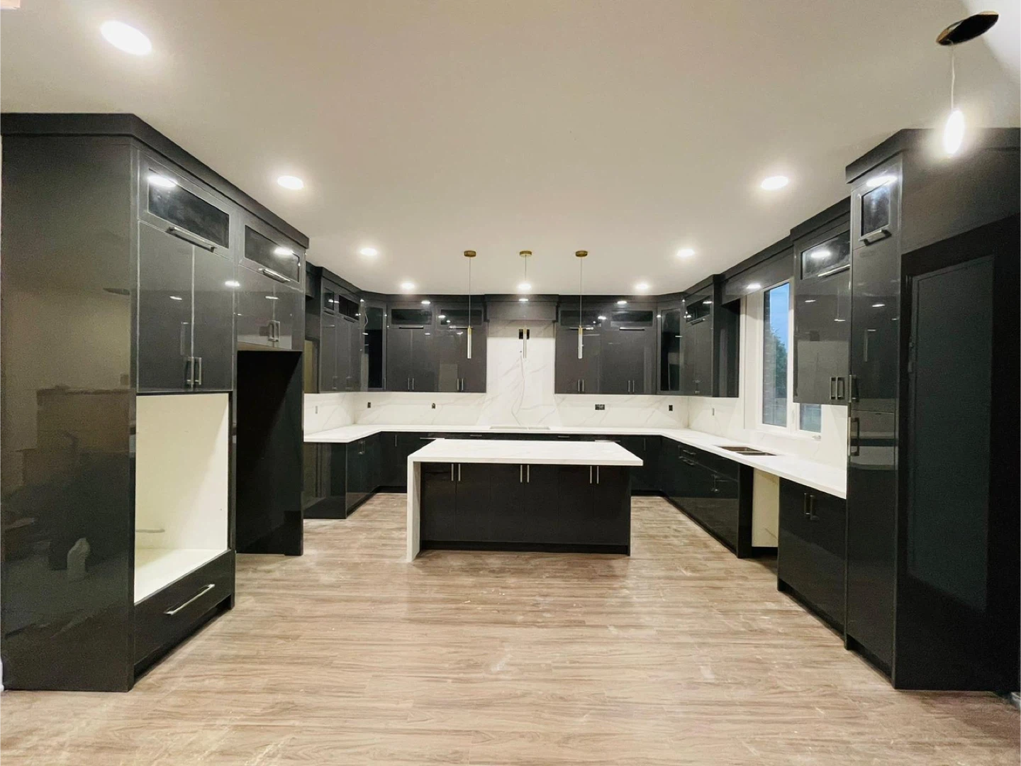 Modern Kitchen Cabinetry Set
