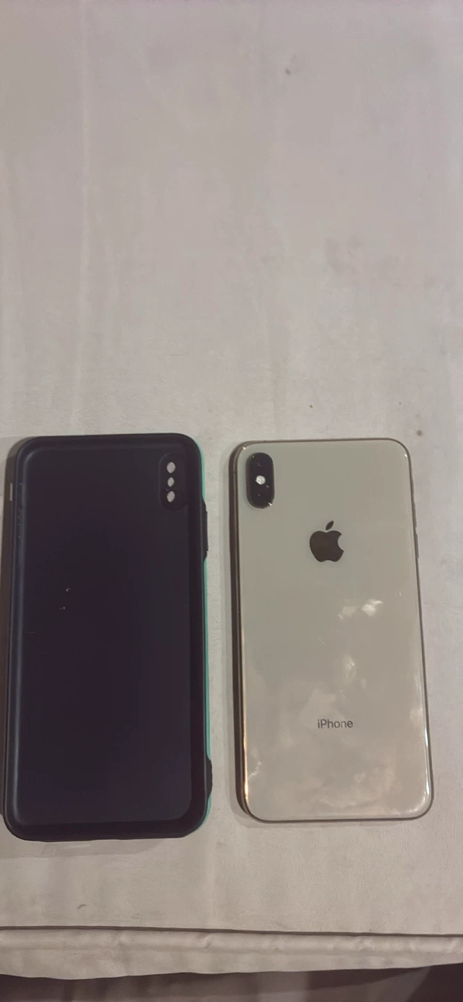 iPhone XS Max with Green Card Holder Case - photo 2