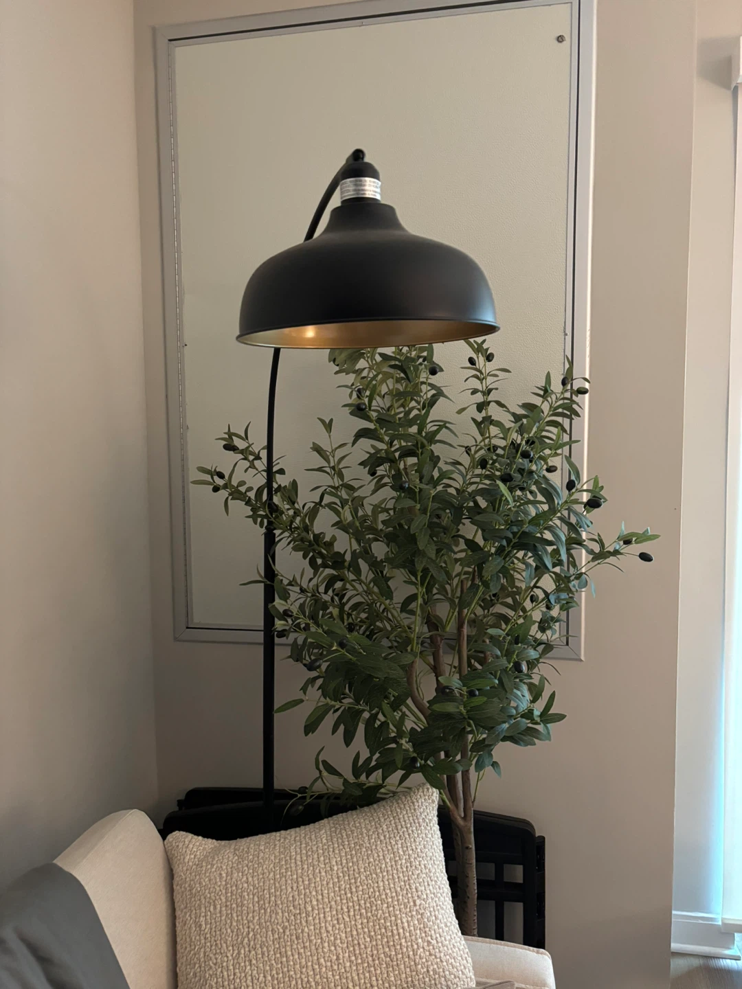 Black Metal Arc Floor Lamp with Remote