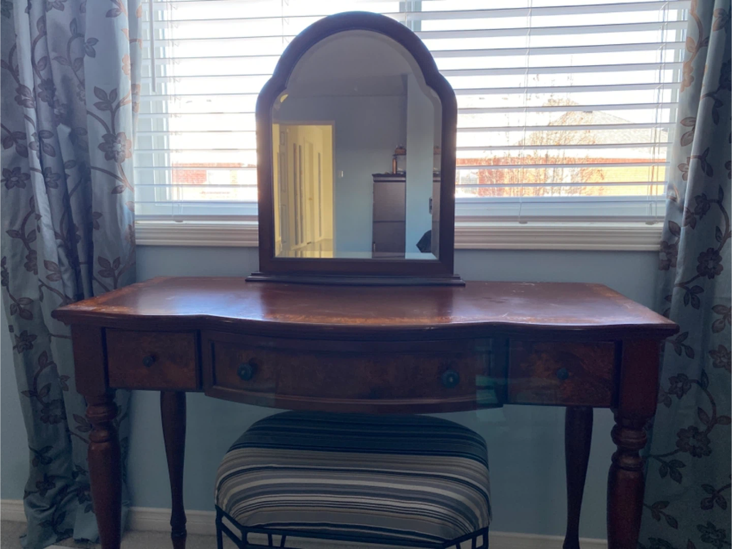 Bombay Vanity Table with Mirror and Stool 🏆 - photo 2